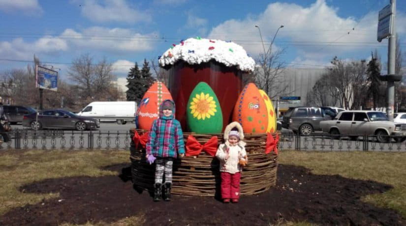 В Святошинском и Днепровском районах установлены декоративные пасхальные корзины