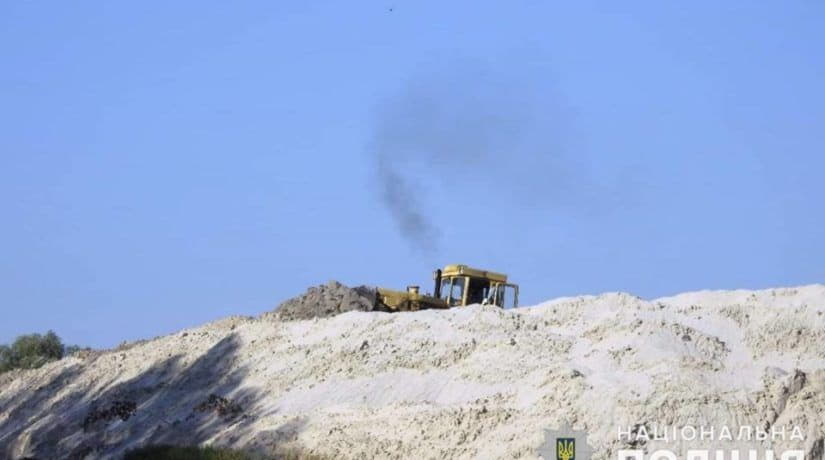 Полиция расследует факт незаконной добычи песка в особо крупных размерах в акватории Десны