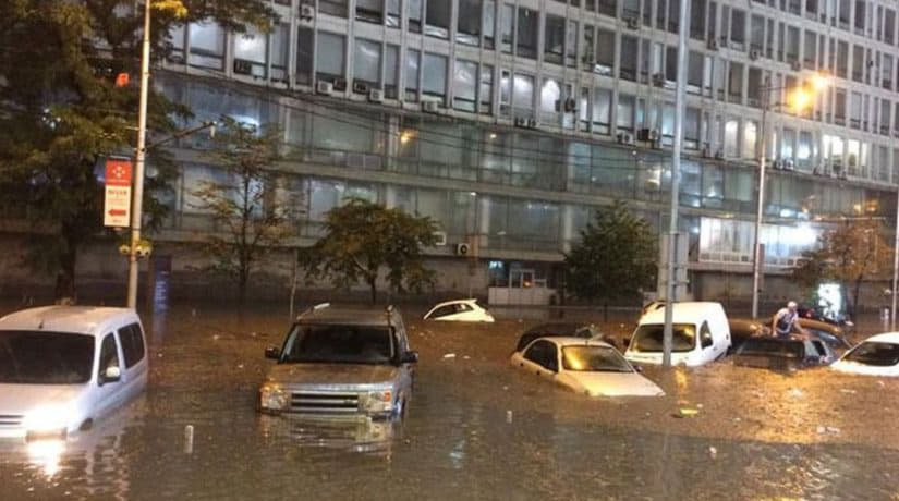 Улицы столицы затопил очередной ливень