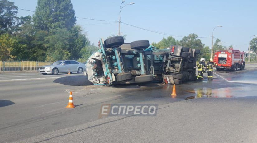 В Дарницком районе перевернулся грузовик и залил дорогу асфальтом
