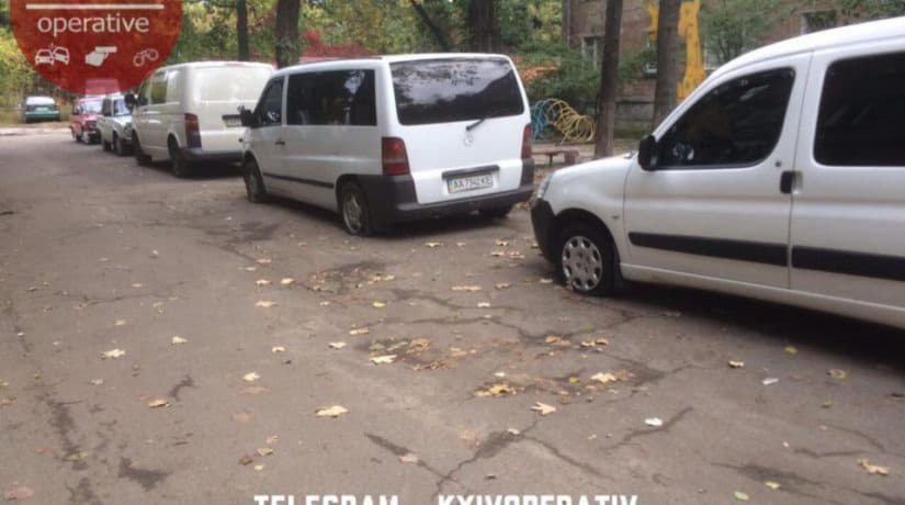 В Киеве вандалы прокололи шины более 10 автомобилям