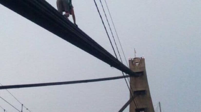 Двое подростков залезли без страховки на Северный мост