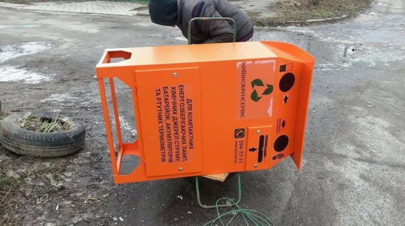 В Соломенском районе неизвестный украл недавно установленный контейнер для сбора опасных отходов
