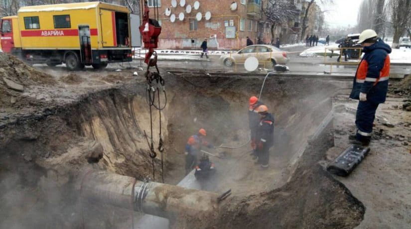 «Киевтеплоэнерго» завершает ликвидацию повреждения тепломагистрали на улице Бориспольской