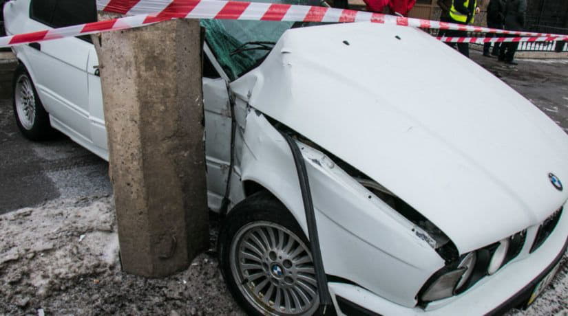 На улице Хоткевича BMW насмерть сбил женщину на тротуаре