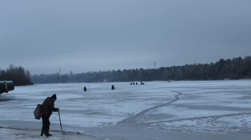 В Вышгородском районе спасатели сняли двух рыбаков с отколовшейся льдины