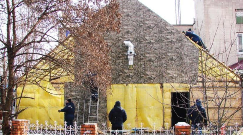 На улице Сабурова начался демонтаж временного сооружения, в котором работал игорный зал