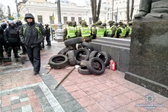 Во время столкновений возле Верховной Рады пострадали полицейские