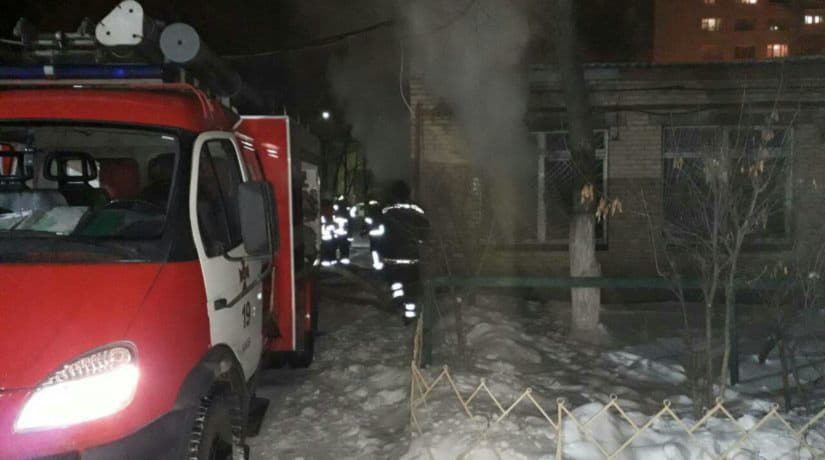 В Деснянском районе на территории школы произошел пожар