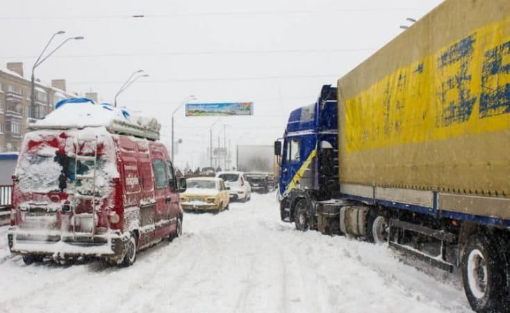 В связи с непогодой въезд грузовиков в Киев будет ограничен