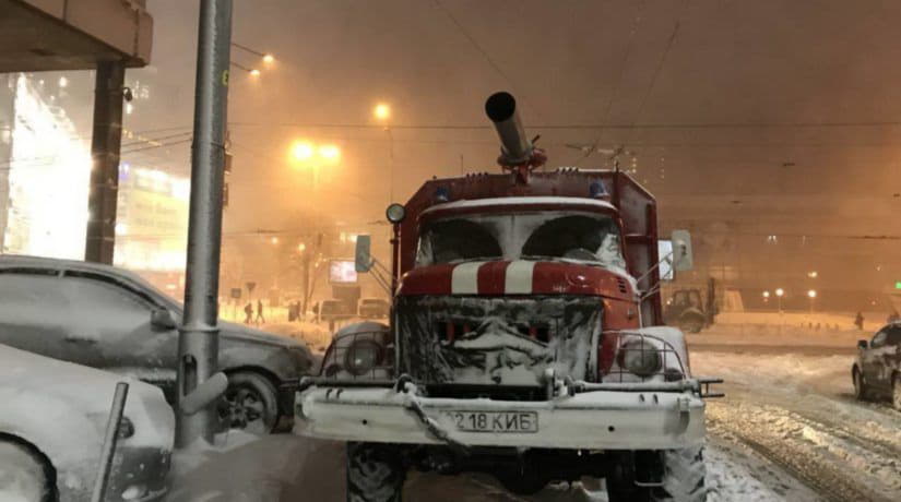 На улице Заболотного в результате гололеда и снегопада были заблокированы 40 автомобилей