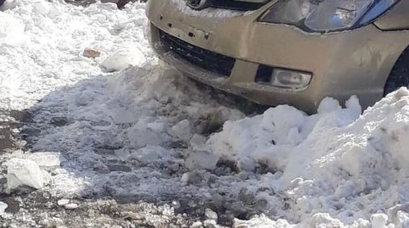 На улице Антоновича упавшая с крыши ледяная глыба повредила автомобиль