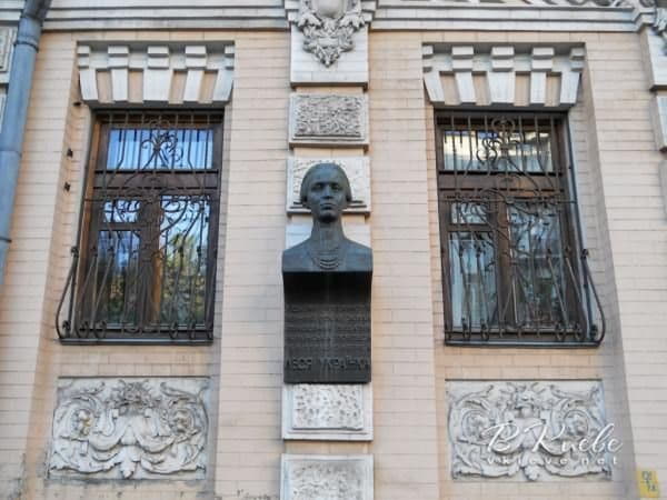 С фасада музея неизвестные похитили бюст Леси Украинки