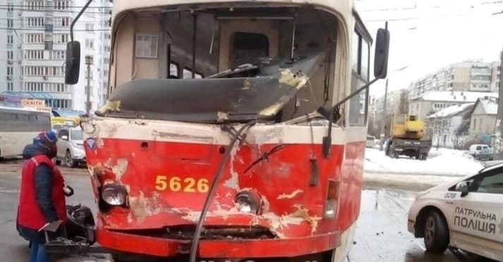 В Дарницком районе грузовик протаранил трамвай, есть пострадавшие