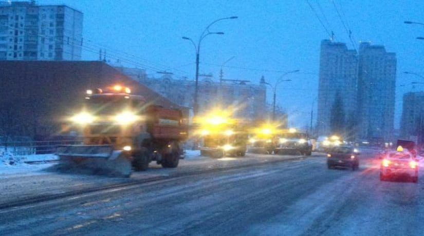 На улицы Киева вышла снегоуборочная техника