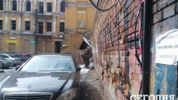 На улице Ярославов Вал возле дома Сикорского упала подпорная стена