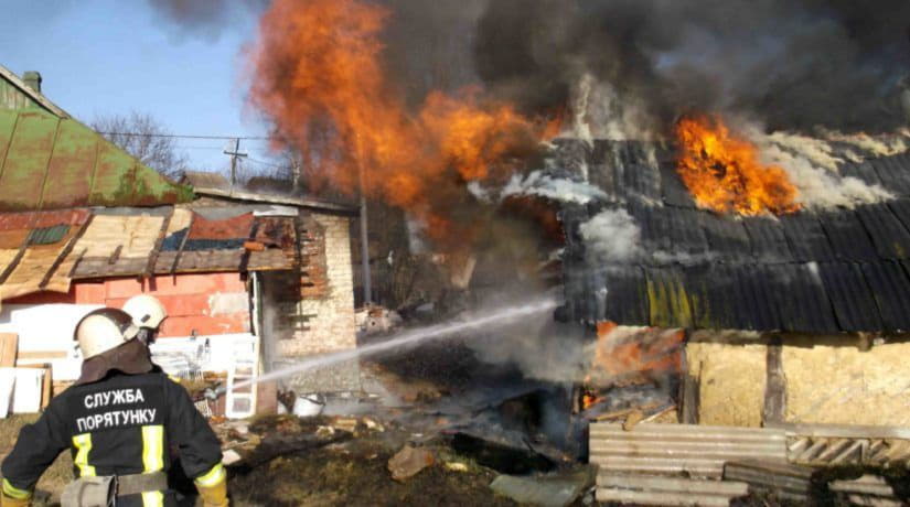 В Киевской области во время сжигания сухой травы загорелась хозяйственная постройка