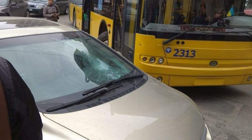 Пассажиры троллейбуса разбили лобовое стекло автомобиля, мешающего проезду транспорта