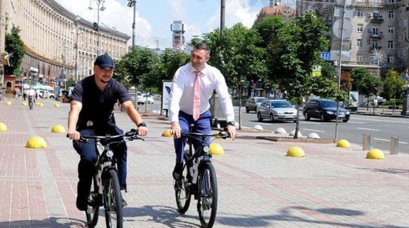 Кличко подарит велосипеды полицейским, задержавшим расхитителей скульптурной композиции на Почтовой площади