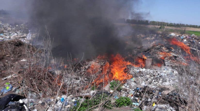 В Киевской области пожарные два дня тушили загоревшуюся стихийную свалку