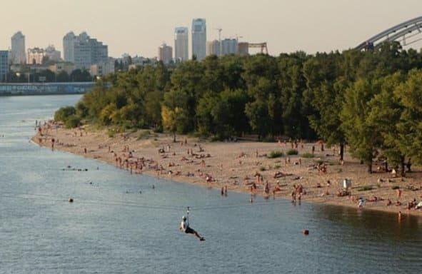 Открываем пляжный сезон: где безопасно купаться в Киеве