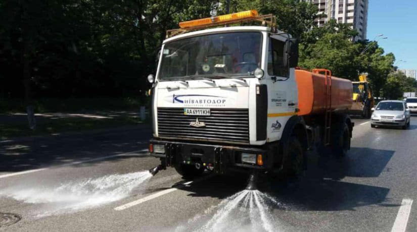 Киевские улицы начали поливать водой из-за жары