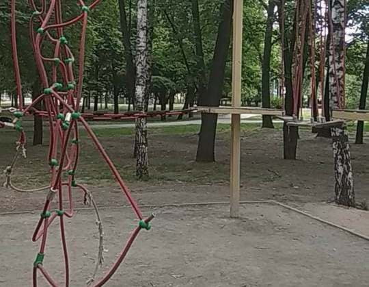В парке «Юность» вандалы повредили новую детскую площадку