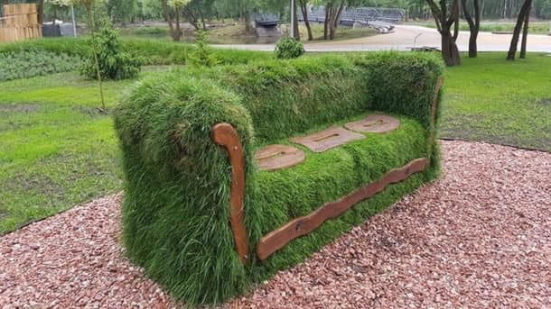 В парке «Победа» появился большой диван из травы