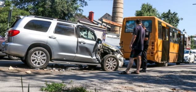 В Печерском районе автомобиль врезался в маршрутку с пассажирами