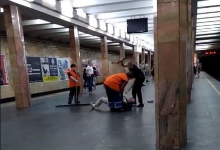 Прокуратура расследует избиение полицейским пассажира на станции метро «Контрактовая площадь»