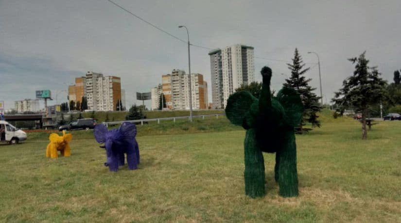 На Одесской площади установлены цветные слоны