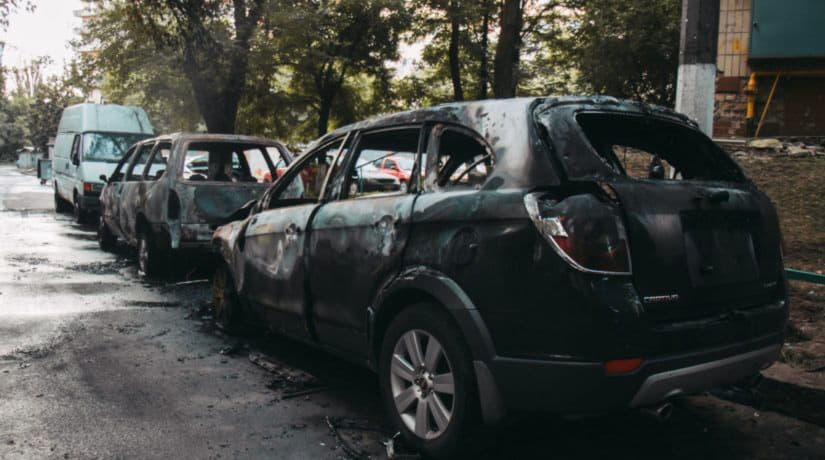 На улице Борщаговской во дворе дома сгорели два автомобиля
