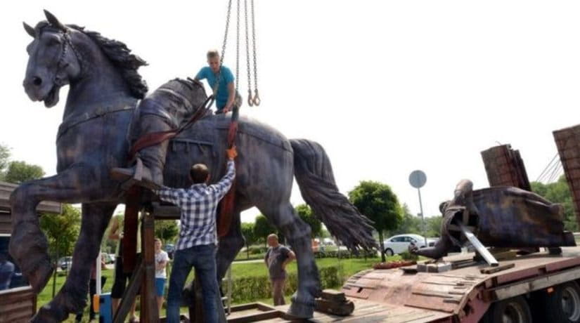 В Киеве началась установка памятника Илье Муромцу