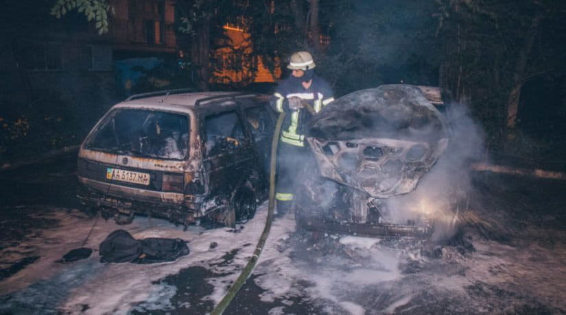 На Русановке во дворе жилого дома сгорели два автомобиля