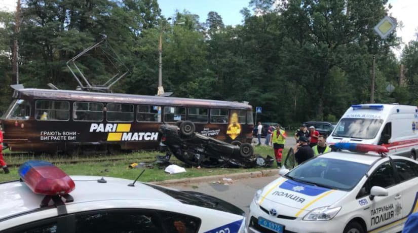 В Пуще-Водице в результате столкновения с трамваем перевернулся автомобиль