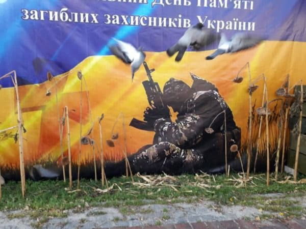 На Михайловской площади открыли обновленную Стену памяти