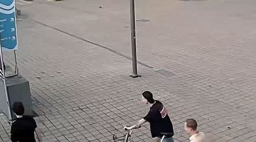 На Почтовой площади подростки бросили в Днепр велосипед проката Nextbike