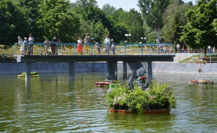 В парке «Орлятко» вандалы повредили плавающие клумбы и уничтожили тысячи цветов