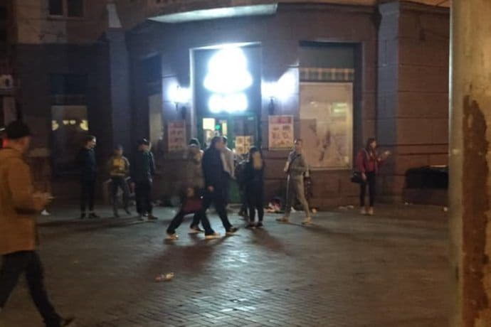 На улице Грушевского толпа подростков напала на магазин