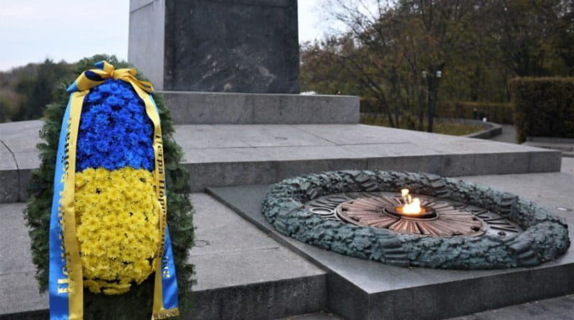 По случаю 74-й годовщины изгнания нацистов из Украины в столице почтили память погибших во Второй мировой войне