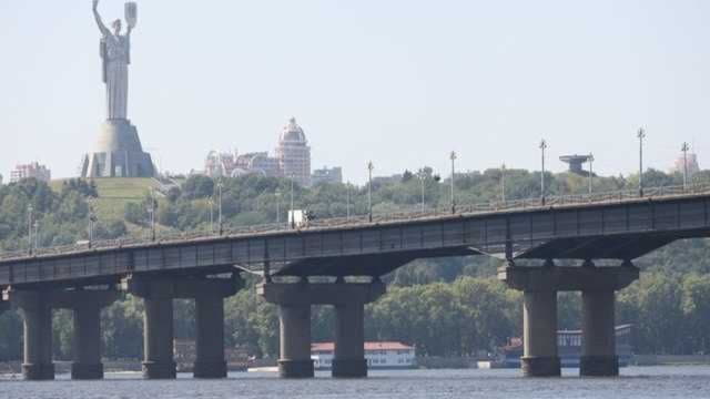 Транспортную развязку на мосту Патона очищают от рекламных конструкций
