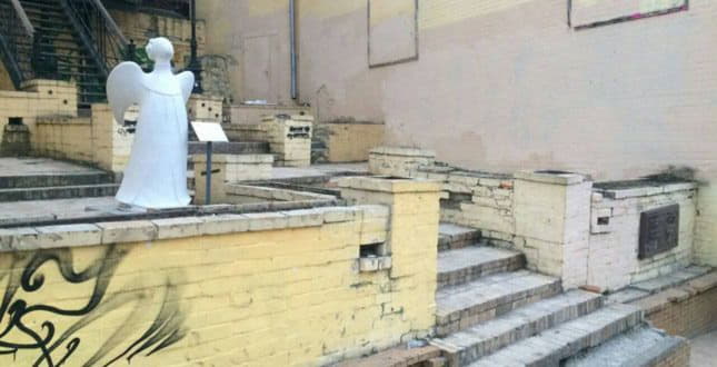 Задержаны вандалы, повредившие фасад исторического здания театра на Андреевском спуске