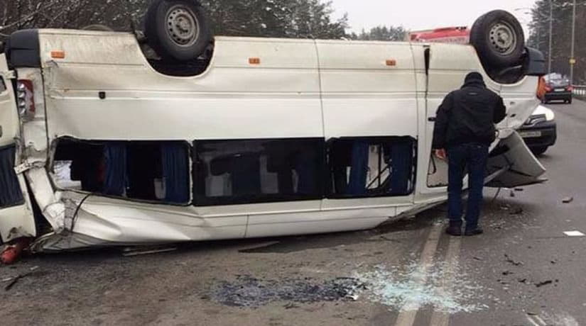 На выезде из Киева перевернулся микроавтобус с военными