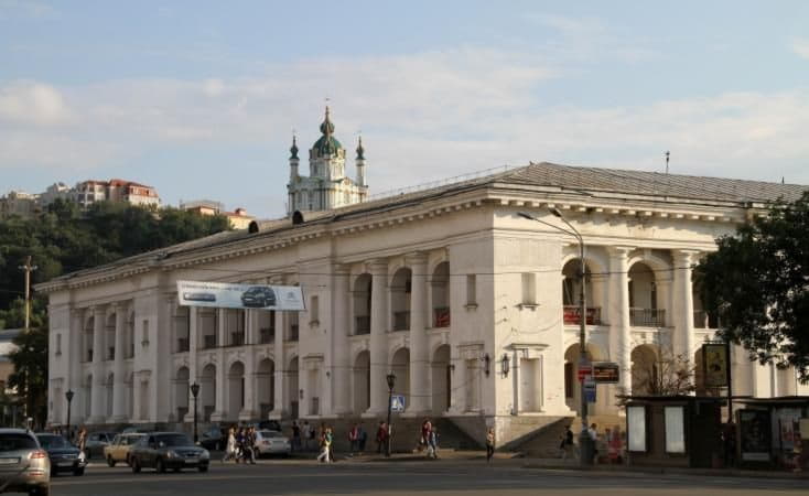 Суд вернул государству здание Гостиного двора
